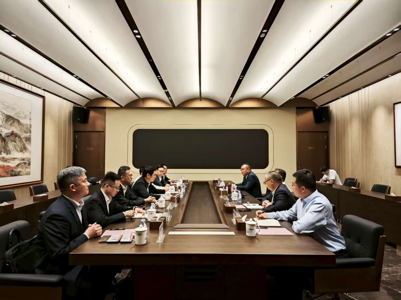 與新疆機(jī)場(chǎng)集團(tuán)會(huì)談