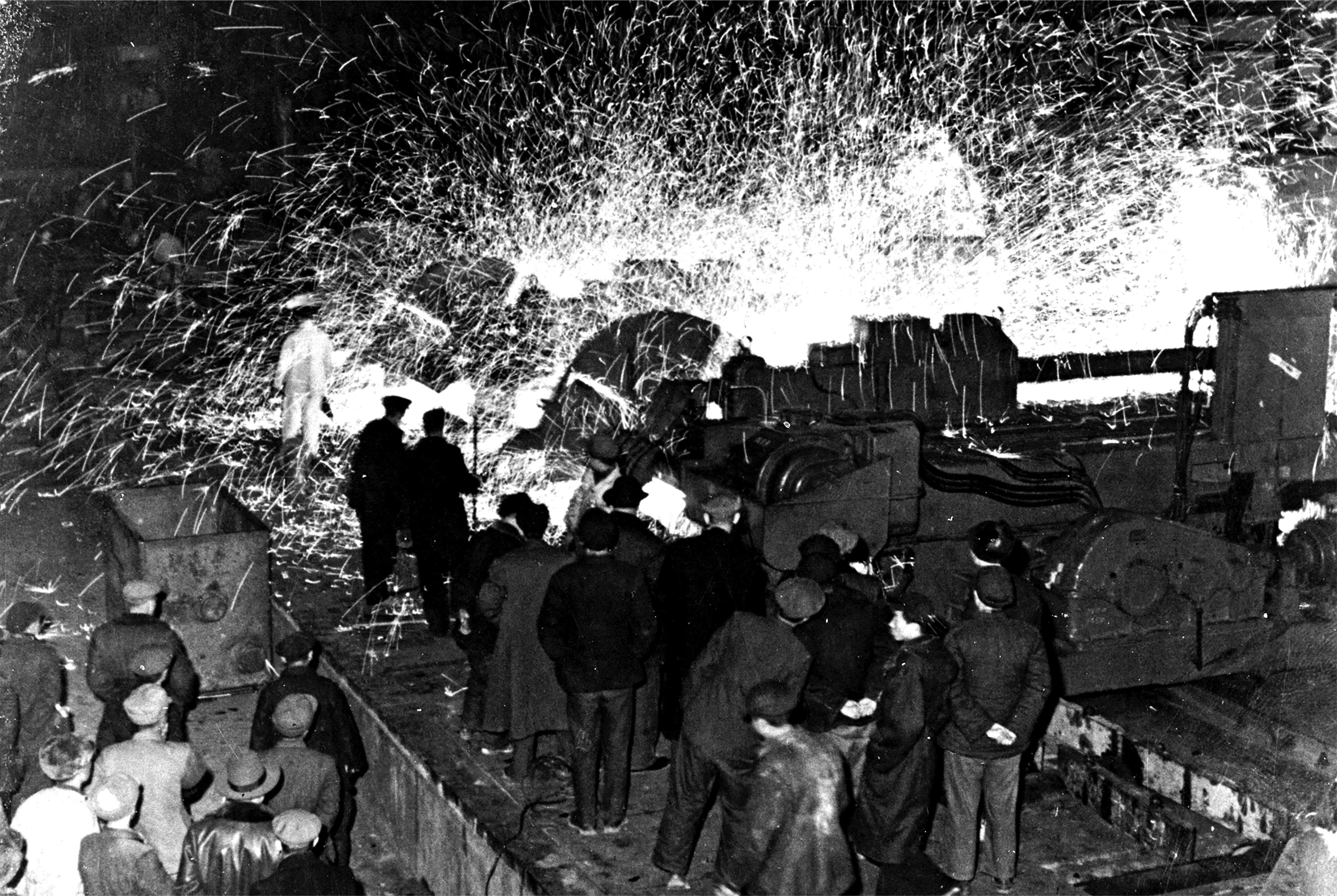 2-1953年11月30日,鞍鋼大型軋鋼廠竣工投產。